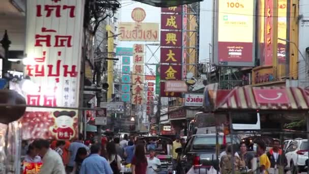 泰国曼谷 2018年12月15日 耀华拉特路上的汽车和商店 唐人街有著名的中国建筑 餐馆和装饰 晚上繁忙的耀华拉特路在曼谷 — 图库视频影像