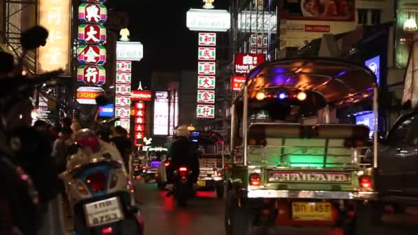 泰国曼谷 2018年12月15日 耀华拉特路上的汽车和商店 唐人街有著名的中国建筑 餐馆和装饰 晚上繁忙的耀华拉特路在曼谷 — 图库视频影像