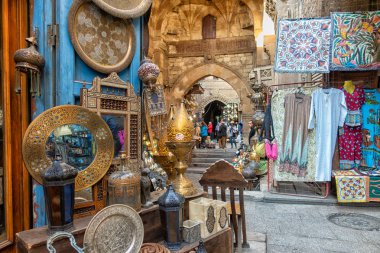 Cairo, Mısır - 02 Şubat 2019: Lamba ya da İslami Kahire Han El Halili piyasasında fener Dükkanı