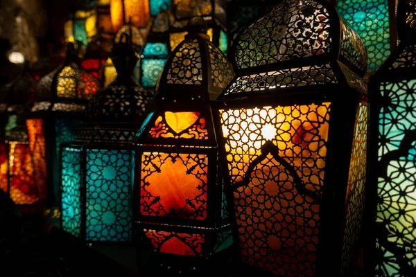 Φωτισμός Χρώματα Στο Φανάρι Του Μουσουλμανικού Στυλ Που Λάμπει — Φωτογραφία Αρχείου