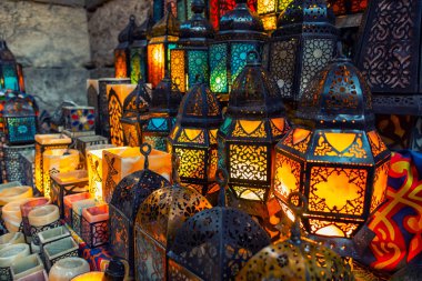Müslüman stilin fener parlak renkleri ile aydınlatma