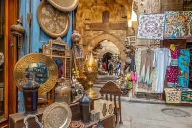 Cairo, Mısır - 02 Şubat 2019: Lamba ya da İslami Kahire Han El Halili piyasasında fener Dükkanı