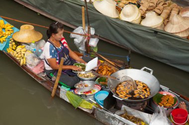Bangkok. Damnoen Saduak, - 31 Ocak 2019: Damnoen Saduak yüzen Ratchaburi ili Bangkok yakınındaki Pazar famoust Ratchaburi Saduka yüzen Pazar en yakınındaki marken Bangkok alanına göre yüzen famoust