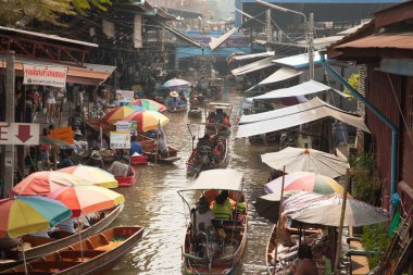 Bangkok. Damnoen Saduak, - 31 Ocak 2019: Damnoen Saduak yüzen Ratchaburi ili Bangkok yakınındaki Pazar famoust Ratchaburi Saduka yüzen Pazar en yakınındaki marken Bangkok alanına göre yüzen famoust