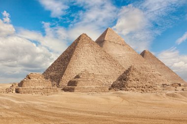 Mısır Kahire - Giza. Piramitlerin genel görünümü