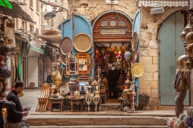 Cairo, Mısır - 02 Şubat 2019: Lamba ya da İslami Kahire Han El Halili piyasasında fener Dükkanı