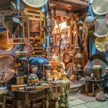 Cairo, Mısır - 02 Şubat 2019: Lamba ya da İslami Kahire Han El Halili piyasasında fener Dükkanı