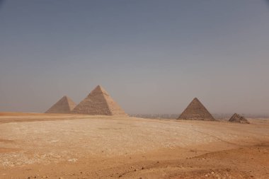 Mısır Kahire - Giza. Piramitlerin genel görünümü