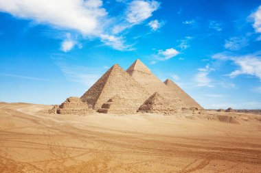 Mısır Kahire - Giza. Piramitlerin genel görünümü