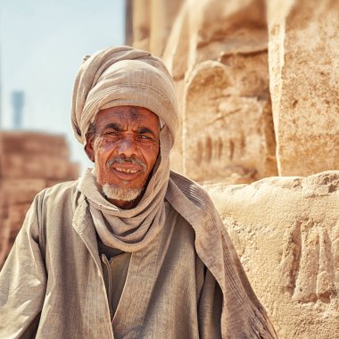 Luxor, Mısır - 19 Şubat 2019: Luksor Tapınağı şehir, içinde Mısır, Luxor şehir Beduin adam