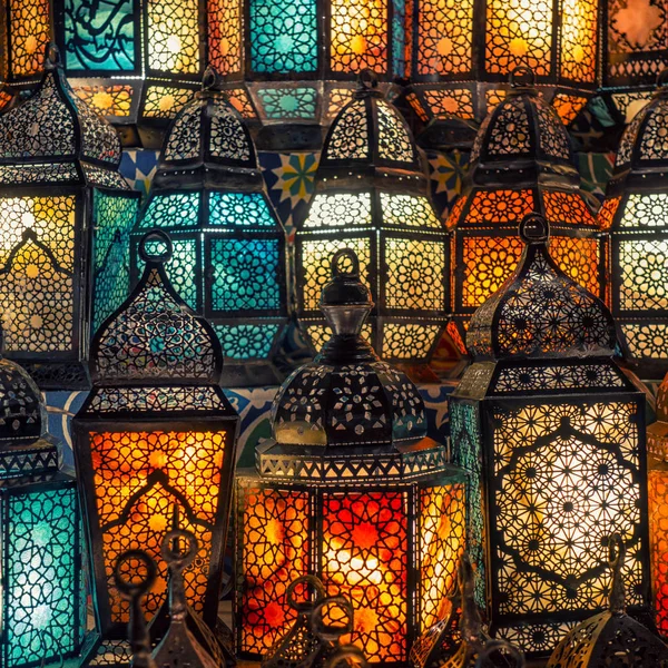 Φωτισμός Χρώματα Στο Φανάρι Του Μουσουλμανικού Στυλ Που Λάμπει — Φωτογραφία Αρχείου