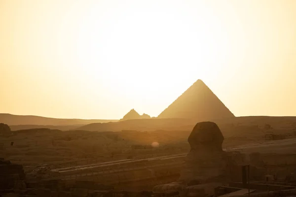 埃及吉萨库福的大狮身人面像和金字塔 — 图库照片