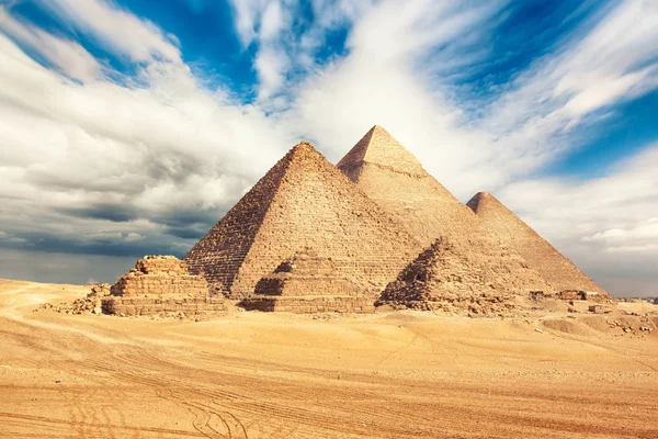 Mısır Kahire - Giza. Piramitlerin genel görünümü