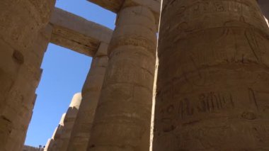 Büyük Hypostyle Salonu ve Karnak Tapınağı'nda bulutlar, antik Thebes. Luxor, Mısır