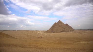 Mısır Kahire - Giza. Piramitlerin genel görünümü