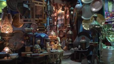Kahire, Mısır - 02 Şubat 2019: İslami Kahire'deki Khan El Khalili pazarında lamba veya fener dükkanı