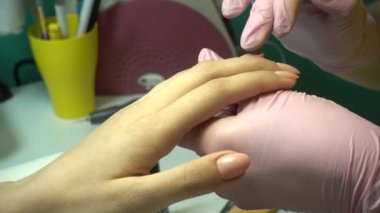 Manikür Ustası güzellik salonunda manikür yapar