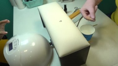 Manikür Ustası güzellik salonunda manikür yapar