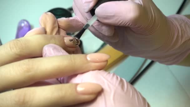 Maestro Manicura Hace Manicura Salón Belleza — Vídeo de stock