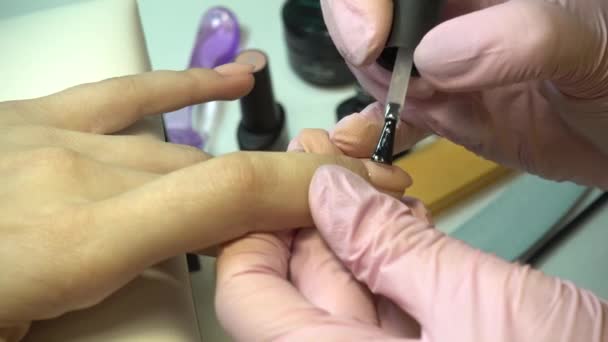 Mistrz Manicure Sprawia Manicure Salonie Piękności — Wideo stockowe
