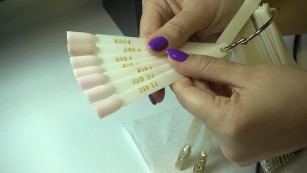 Γυναίκα Που Επιλέγει Χρώμα Βερνίκι Νυχιών Για Μανικιούρ — Αρχείο Βίντεο