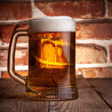 Kırmızı tuğla duvar arka plan üzerinde bir bira Kupa