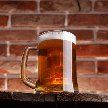 Kırmızı tuğla duvar arka plan üzerinde bir bira Kupa