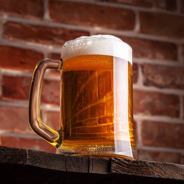 Kırmızı tuğla duvar arka plan üzerinde bir bira Kupa