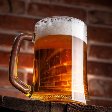 Kırmızı tuğla duvar arka plan üzerinde bir bira Kupa