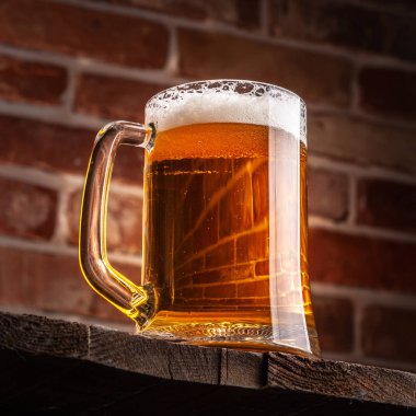 Kırmızı tuğla duvar arka plan üzerinde bir bira Kupa