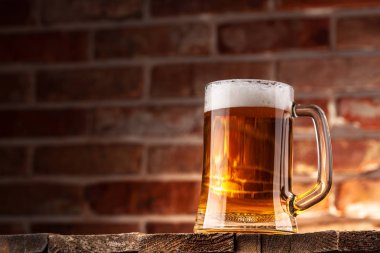 Kırmızı tuğla duvar arka plan üzerinde bir bira Kupa