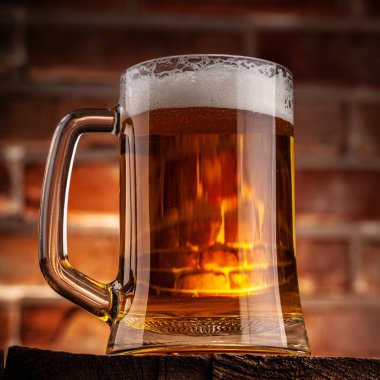 Kırmızı tuğla duvar arka plan üzerinde bir bira Kupa