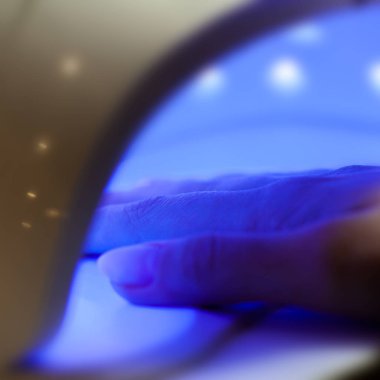 Güzellik salonunda ultraviyole lamba jölesi cilalama işlemi