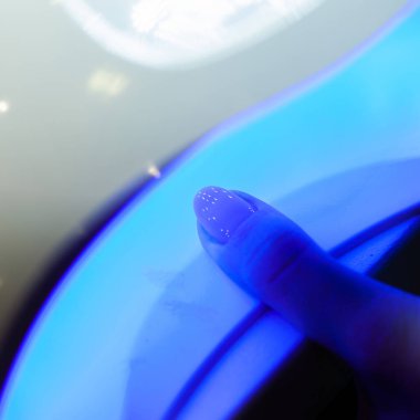 Güzellik salonunda ultraviyole lamba jölesi cilalama işlemi