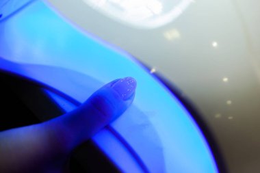 Güzellik salonunda ultraviyole lamba jölesi cilalama işlemi