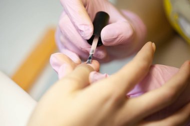 Manikür Ustası güzellik salonunda tırnak uzantıları jel yapar