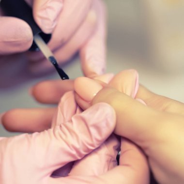 Manikür Ustası güzellik salonunda tırnak uzantıları jel yapar