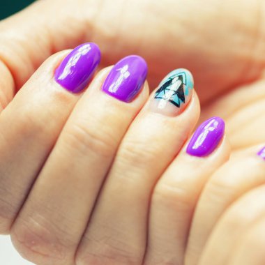 Güzel bir manikür ile manikür salonkadın eller