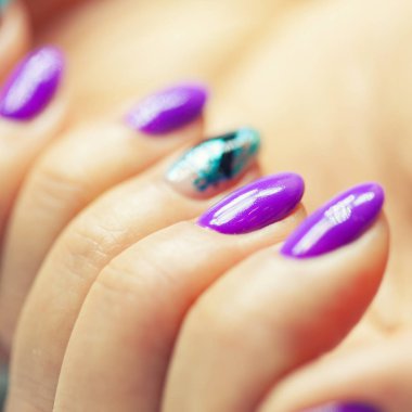 Güzel bir manikür ile manikür salonkadın eller