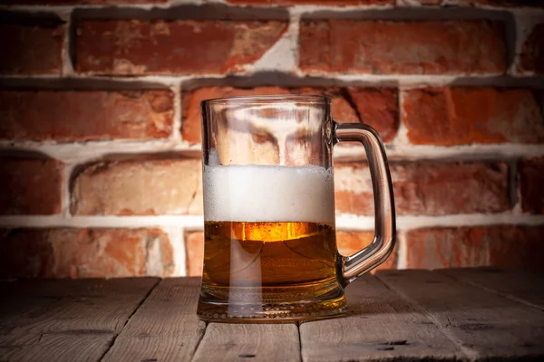 Bierkrug Auf Rotem Backstein Hintergrund — Stockfoto