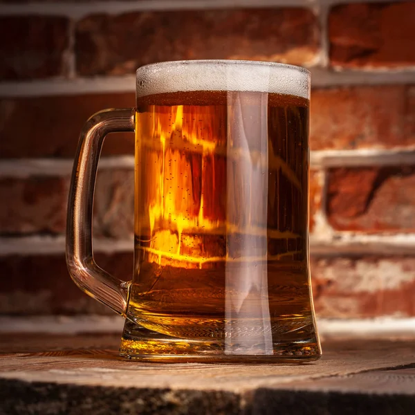 Mug Une Bière Sur Fond Mur Briques Rouges — Photo