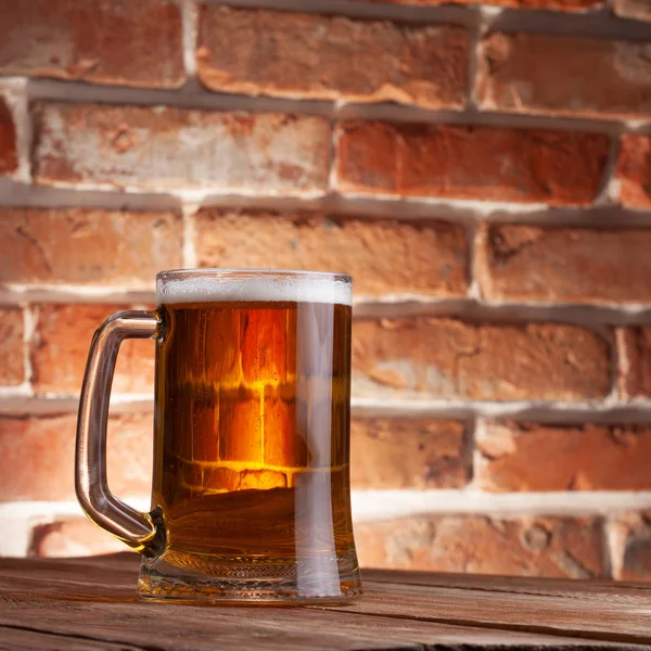 Taza Una Cerveza Fondo Pared Ladrillo Rojo —  Fotos de Stock