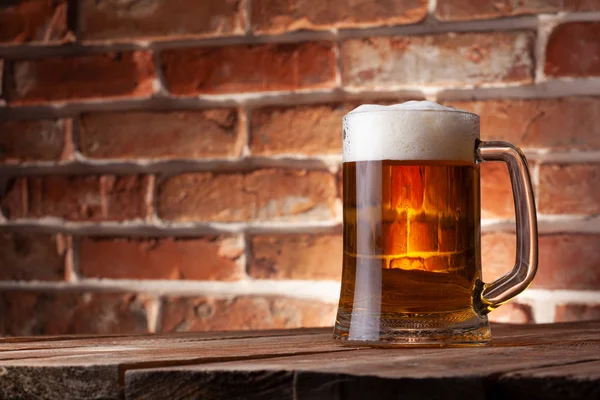 Taza Una Cerveza Fondo Pared Ladrillo Rojo — Foto de Stock