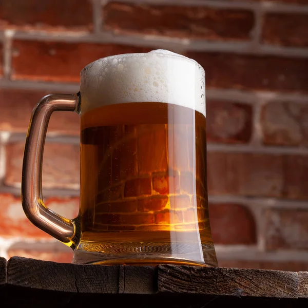 赤レンガの壁の背景にビールのマグカップ — ストック写真