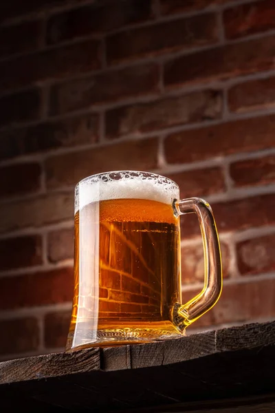 Taza Una Cerveza Fondo Pared Ladrillo Rojo —  Fotos de Stock