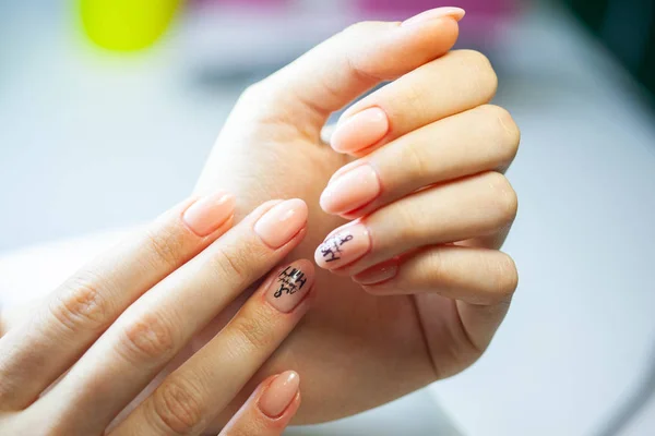 Vrouwelijke Zachte Handen Met Mooie Manicure — Stockfoto