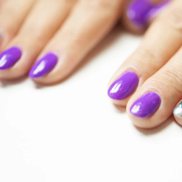 Mãos Femininas Salão Manicure Com Uma Bela Manicura — Fotografia de Stock