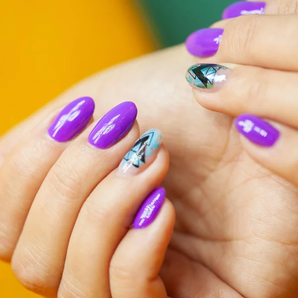 Mãos Femininas Salão Manicure Com Uma Bela Manicura — Fotografia de Stock