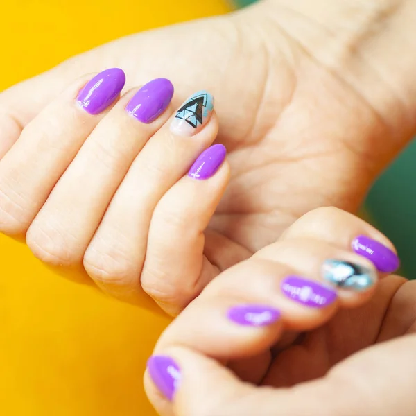 Mãos Femininas Salão Manicure Com Uma Bela Manicura — Fotografia de Stock