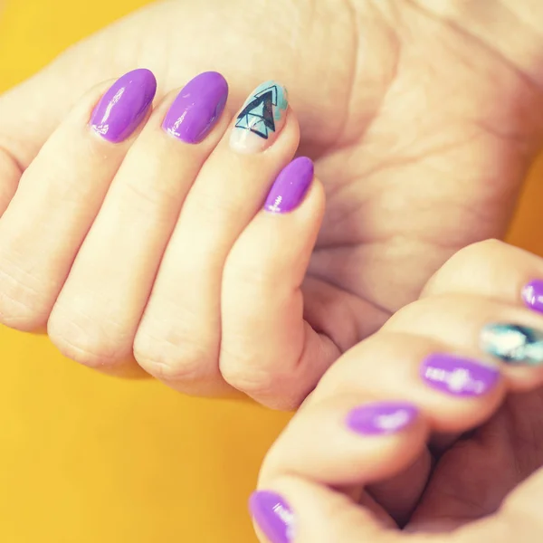 Kobiece Ręce Salonie Manicure Pięknym Manicure — Zdjęcie stockowe